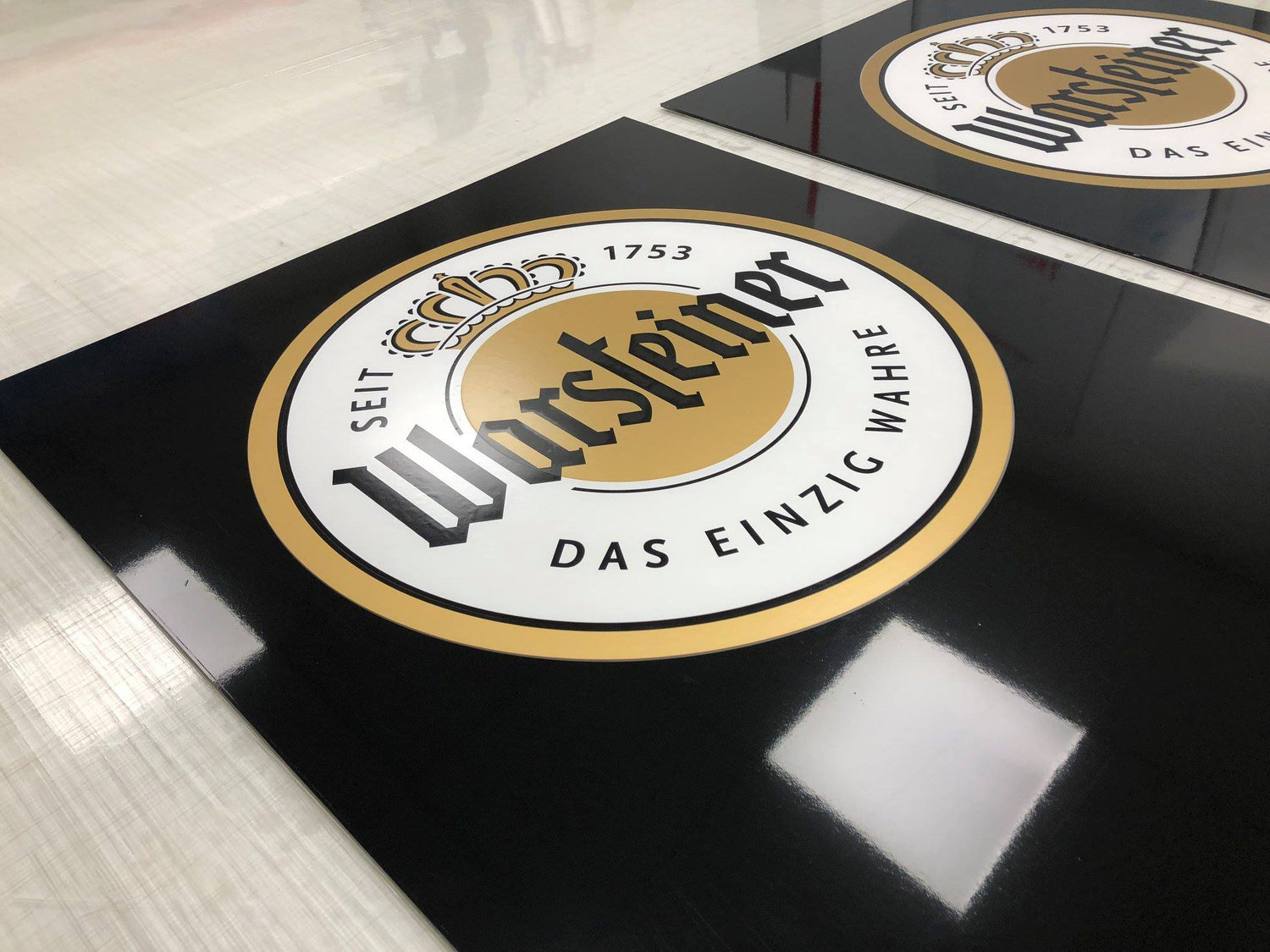 Warsteiner Logo auf schwarzer bedruckter Tafel