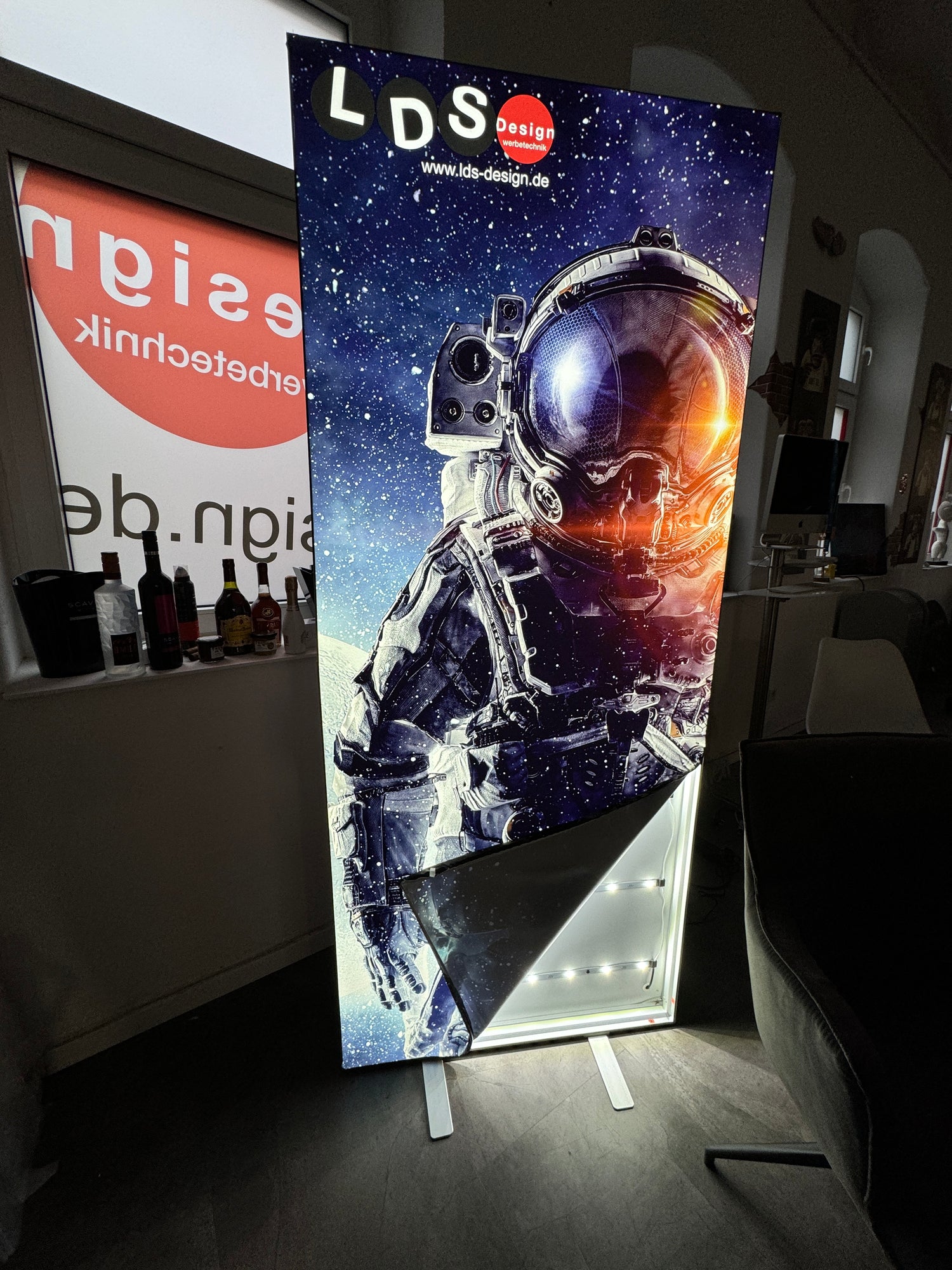 Beleuchtetes Display aus Keder-Textil mit LED-Hintergrundbeleuchtung, präsentiert von LDS Design