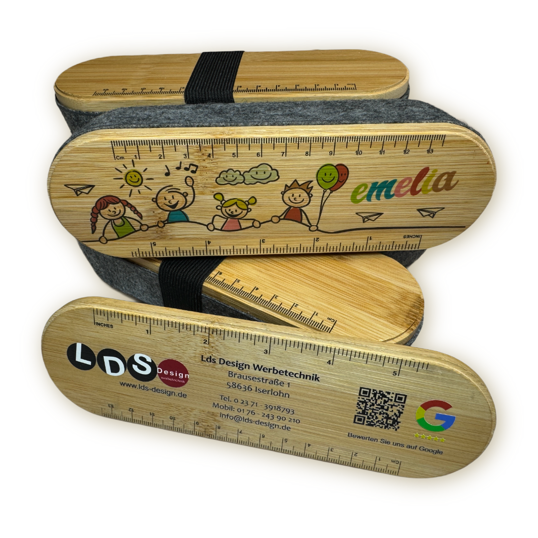 Personalisierbare Bambus-Federmäppchen mit Lineal, Kinderzeichnung und Name ‚Emelia‘ sowie LDS Design Werbetechnik Logo und Kontaktdaten